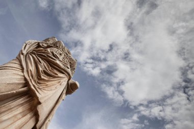 Roma 'daki Forum' da başı kesilmiş bir heykele yaklaş.