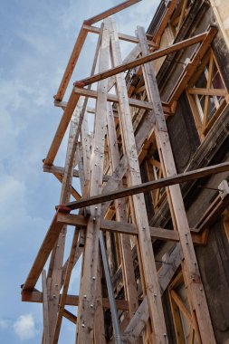 Taş cephede tahta armatür.