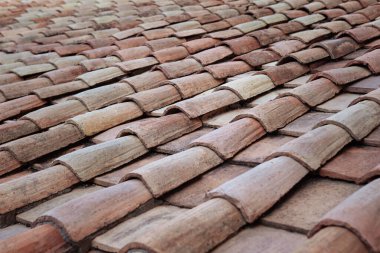 Roma 'nın çatısındaki eski fayansları kapatın.