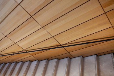 Tahta duvar ve mermer merdiven.