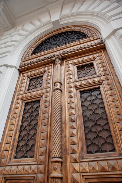 Imposante Porte Bois Sculpté Bâtiment Italien — Photo