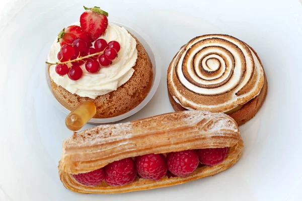 Trois Pâtisseries Appétissantes Sur Fond Blanc — Photo