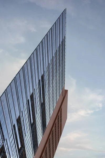 Moderner Wolkenkratzer Und Blauer Himmel — Stockfoto