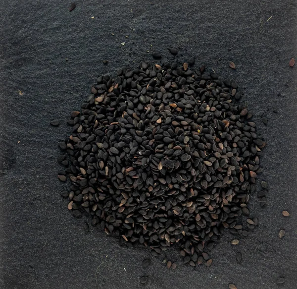 Siyah Bir Taş Standında Chia Tohumları Yüksek Kalite Fotoğraf — Stok fotoğraf