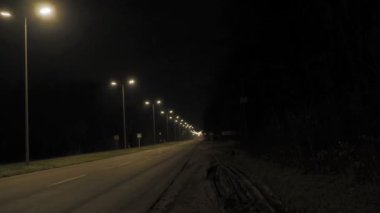 Zaman ayarlı. Gece yolundaki trafik. Yüksek kaliteli FullHD görüntüler