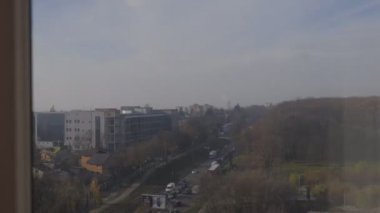 Zaman ayarlı. Büyük bir şehirde trafik vardı. Yüksek kaliteli FullHD görüntüler