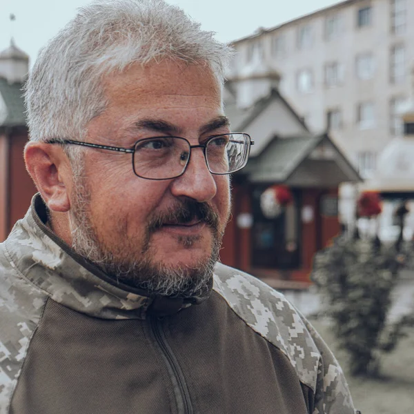 Приголомшений Український Військовий Чоловік Окулярами Посміхається Фотографія Високої Якості — стокове фото