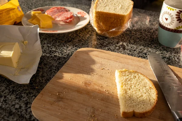 Schneiden Sie Ein Stück Brot Für Das Frühstückssandwich Hochwertiges Foto — Stockfoto
