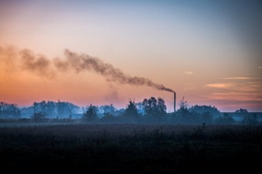 Sis ve sigara piposuyla Malbovnic gün batımı. Yüksek kalite fotoğraf