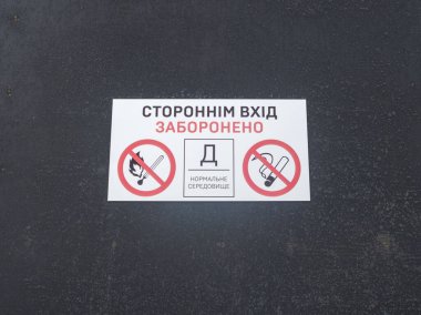 Siyah metal bir kapıda yabancı girişi yasaktır. Yüksek kalite fotoğraf