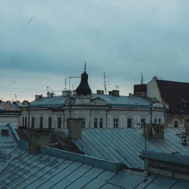 Ukrayna 'nın Chernivtsi şehrinin eski çatıları. Yüksek kalite fotoğraf