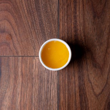 Tahta bir masada beyaz bir fincanda bal. Yüksek kalite fotoğraf