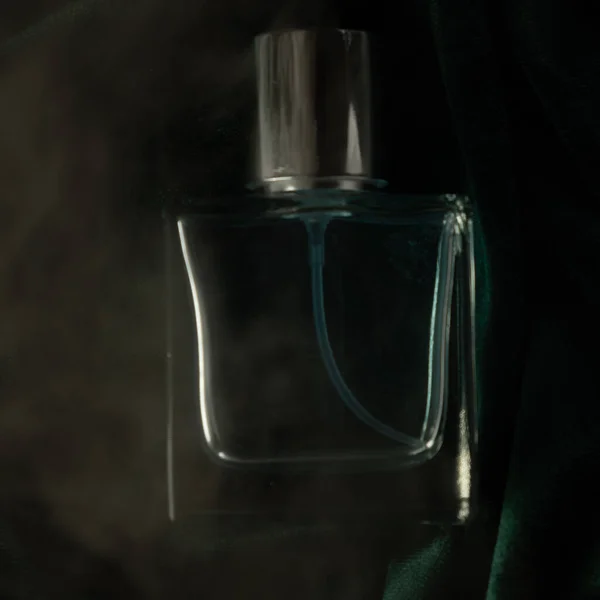 Frasco Verde Com Perfume Fumo Foto Alta Qualidade — Fotografia de Stock