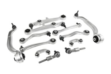 Arabanın ön süspansiyon kolu beyaz arka planda izole edilmiş. Araba süspansiyonu için yedek parça..