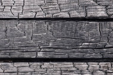 Üç tahtadan oluşan güzel ahşap zemin. Güzel bir ahşap dokusu var..