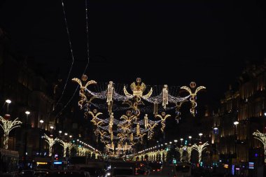 Noel ve Yeni Yıl Aydınlanma zamanı. Avrupa 'da akşam sokak aydınlatması. Saint-Petersburg, Rusya