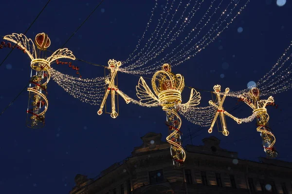 Noel ve Yeni Yıl Aydınlanma zamanı. Avrupa 'da akşam sokak aydınlatması. Saint-Petersburg, Rusya