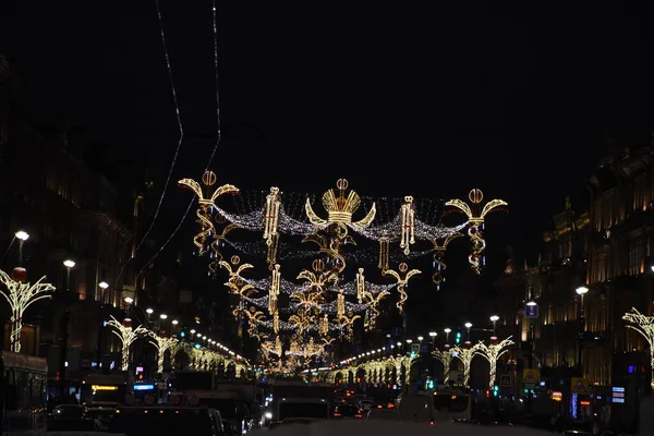 Noel ve Yeni Yıl Aydınlanma zamanı. Avrupa 'da akşam sokak aydınlatması. Saint-Petersburg, Rusya