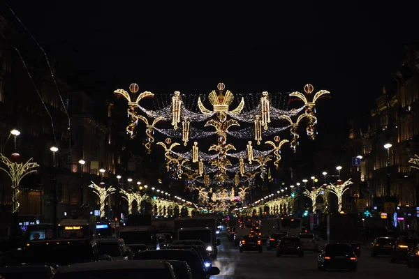 Noel ve Yeni Yıl Aydınlanma zamanı. Avrupa 'da akşam sokak aydınlatması. Saint-Petersburg, Rusya