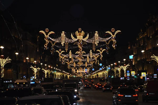 Noel ve Yeni Yıl Aydınlanma zamanı. Avrupa 'da akşam sokak aydınlatması. Saint-Petersburg, Rusya