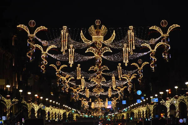 Noel ve Yeni Yıl Aydınlanma zamanı. Avrupa 'da akşam sokak aydınlatması. Saint-Petersburg, Rusya