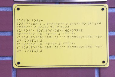 Tabak demir, kör insanlar için kabartma yazılar içeriyor. 4 Ocak, Dünya Körler Günü. Kopyalama. Seçici odak
