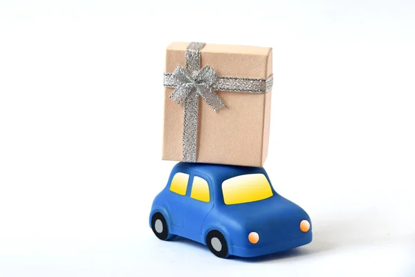 Ізольований Гумовий Іграшковий Подарунковий Автомобіль Рожевим Подарунком Догори Дриґом Концепція — стокове фото