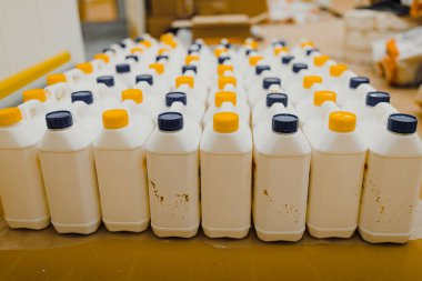 Kimyasal bileşimleri taşımak için beyaz plastik varil