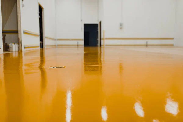 黄色のエポキシ樹脂製の新しい床で冷たい貯蔵 — ストック写真