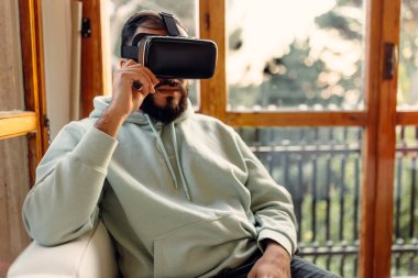 İnsanoğlu, sanal gözlüklerin yardımıyla geleceğin teknolojisiyle etkileşime girer. Metaverse teknoloji sanal gerçeklik kavramı