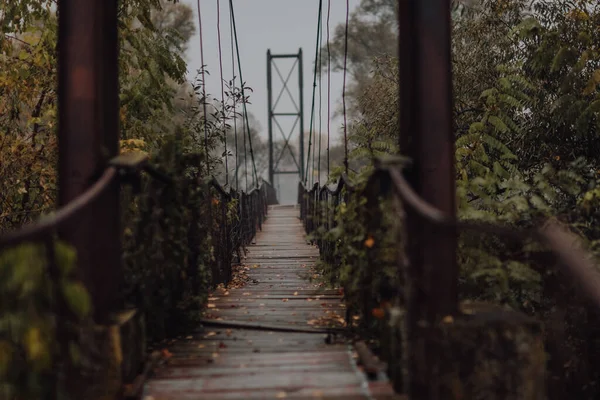 Eerie Scenery Wooden Suspension Bridge River Cloudy Day — Fotografia de Stock
