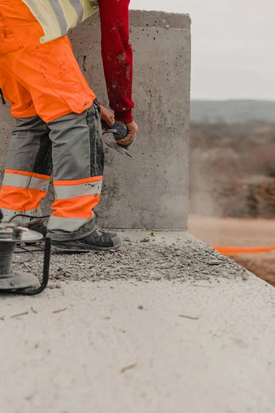 Vertikalt Bilde Arbeider Som Reparerer Betong – stockfoto