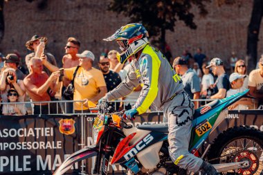 Sibiu, Romanya - 26 Temmuz 2022: Kızıl Boğa Romanyalıları Prolog 'un' off-road hard dayanıklılığı 'sorunları Sibiu şehir merkezine doğrudan getirildi