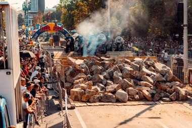 Sibiu, Romanya - 26 Temmuz 2022: Kızıl Boğa Romanyalıları Prolog 'un' off-road hard dayanıklılığı 'sorunları Sibiu şehir merkezine doğrudan getirildi