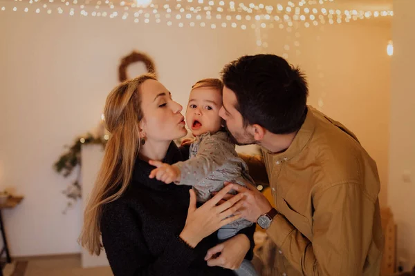 Niña Sostenida Por Padre Madre Está Siendo Besada — Foto de Stock