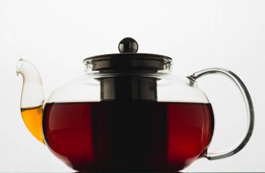 Çay demlenmiş cam çaydanlık. 