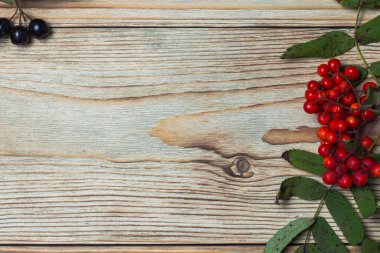 Rowan ve boğuüzümlü ahşap tahta. 