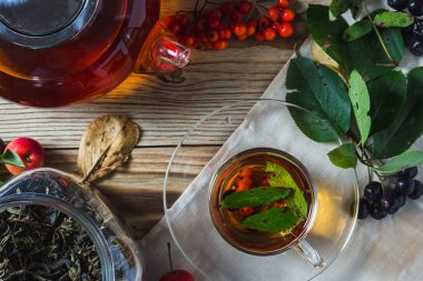 Sonbahar hala hayattır. Rowan ve yaban elmalı bitki çayı..