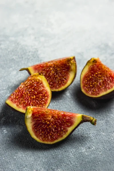 Gri arkaplanda incirler.