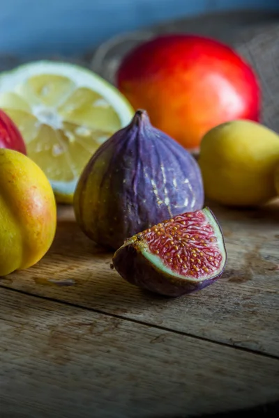 İncir, limon, şeftali, nektarin ve erik. 