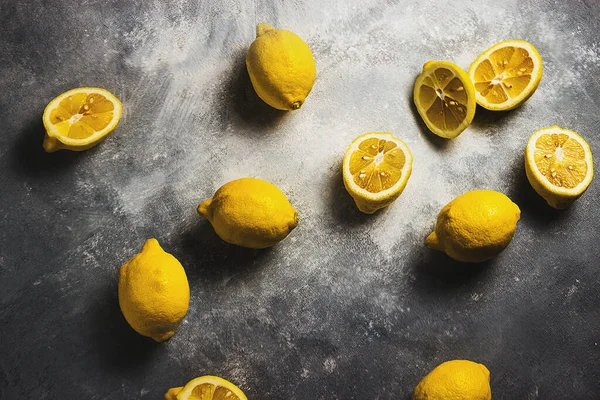Gri arka planda bir sürü limon 