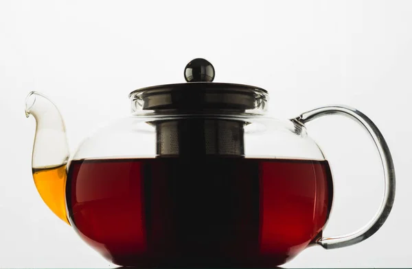Çay demlenmiş cam çaydanlık. 