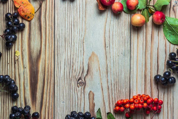 Tahta tahtada Rowan, böğürtlen ve elma var.