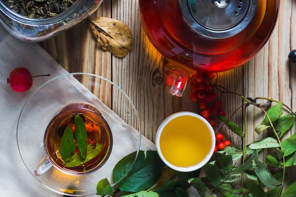 Sonbahar hala hayattır. Rowan 'la bitki çayı, yabani elma ve bal..