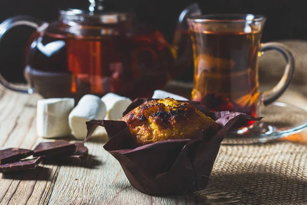 Çikolatalı kek ve çay..