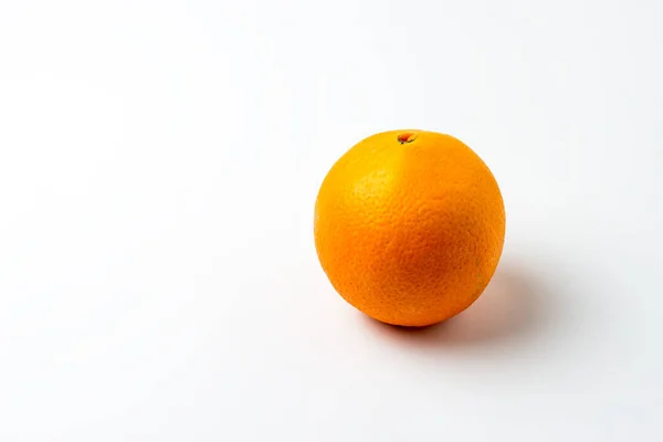 Beyaz arka planda portakal dikey fotoğrafçılık. Yatay