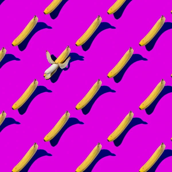 Şablon. Pembe arka planda sarı muzlar 