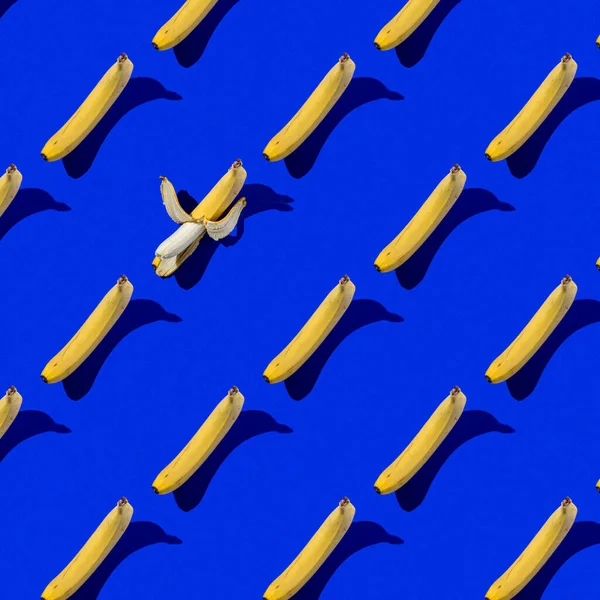 Şablon. Mavi arka planda sarı muzlar 