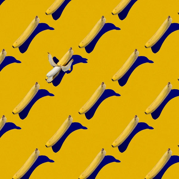 Şablon. Sarı arka planda sarı muzlar 