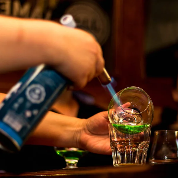 Barmen içkileri ateşe verdi..